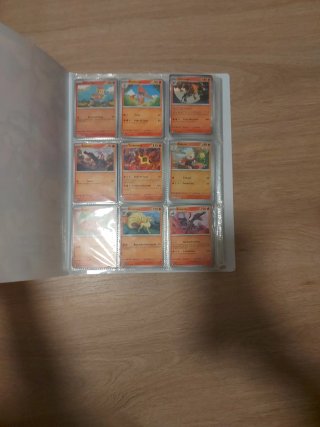 Álbum Pokémon Brilliant Stars con cartas