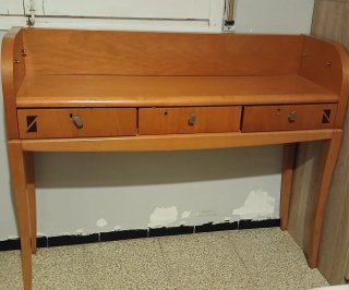 Escritorio de madera con cajones
