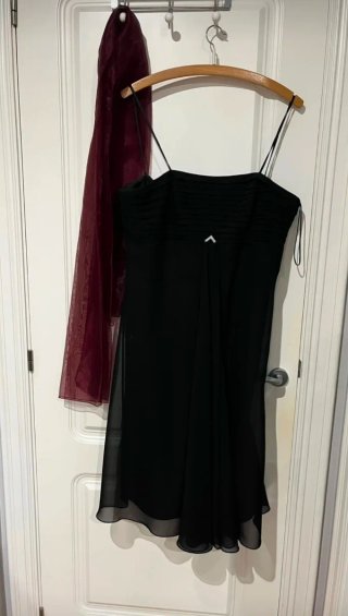 Vestido negro fiesta con fular