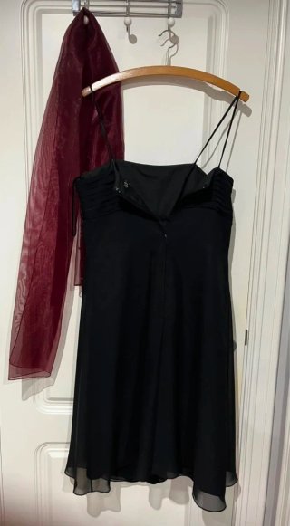 Vestido negro fiesta con fular