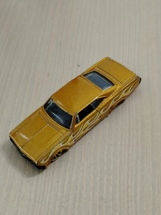 . Hot Wheels '65 Chevy Impala Oro.