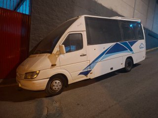 Minibús blanco
