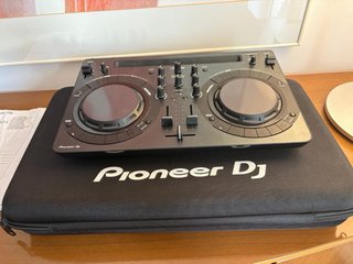 Mesa de mezclas Pioneer DJ Negra