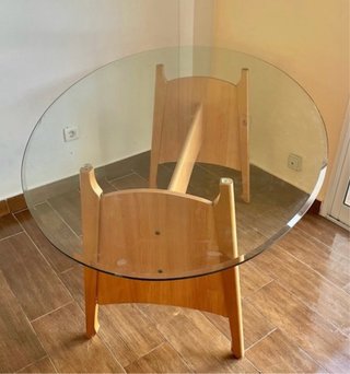 Mesa de comedor ovalada en cristal y madera