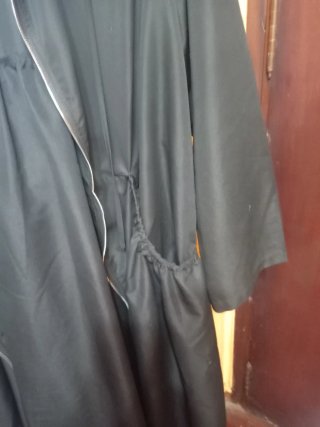 Chaqueta Larga con Capucha Negra