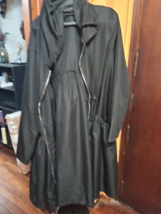 Chaqueta Larga con Capucha Negra