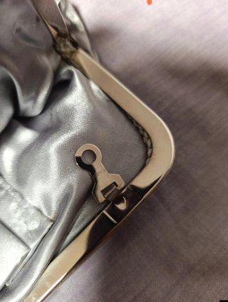 Bolso de fiesta plateado con pedrería