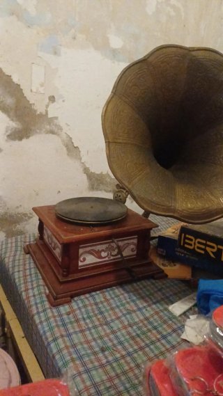 Gramófono Antiguo con Bocina
