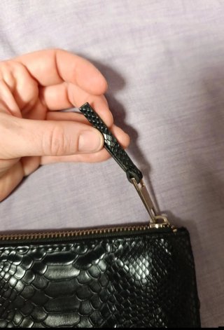 Bolso de mano negro con textura de piel de serpien