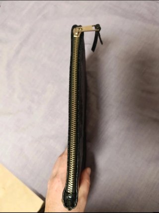 Bolso de mano negro con textura de piel de serpien