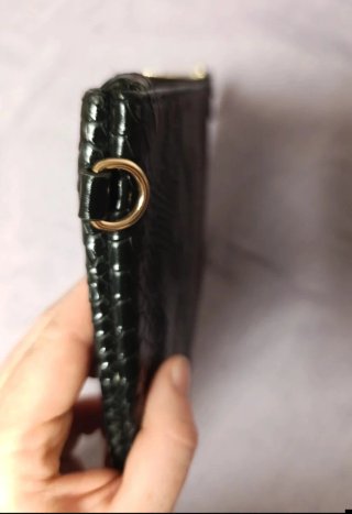 Bolso de mano negro con textura de piel de serpien