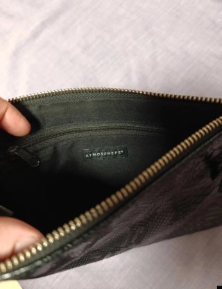 Bolso de mano negro con textura de piel de serpien
