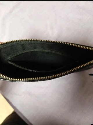 Bolso de mano negro con textura de piel de serpien