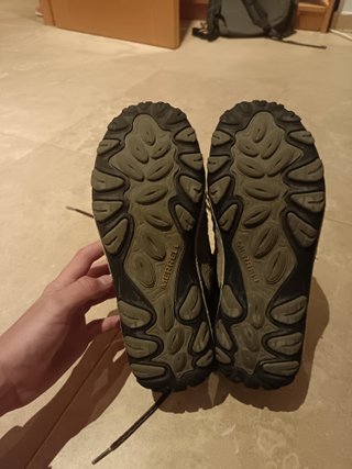 Botas de montaña Merrell senderismo.