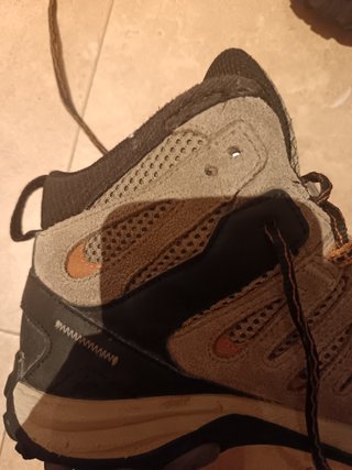 Botas de montaña Merrell senderismo.