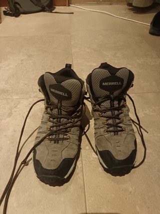 Botas de montaña Merrell senderismo.