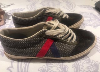 Zapatillas El Ganso grises y rojas