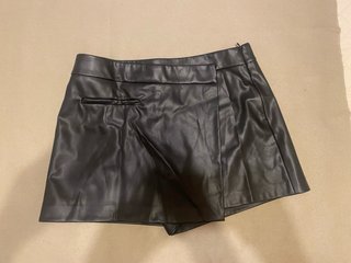 Falda pantalón negra efecto cuero