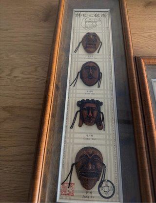Set de 2 Cuadros con Máscaras Coreanas