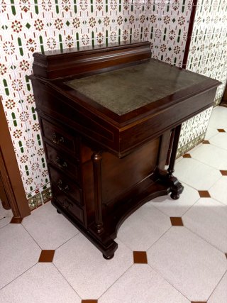 Antiguo escritorio de caoba con tapa de piel