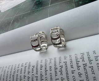 Pendientes de plata con detalles negros