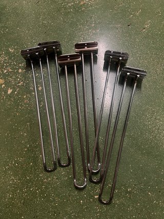 Gancio a doppia asta per pannello scanalato