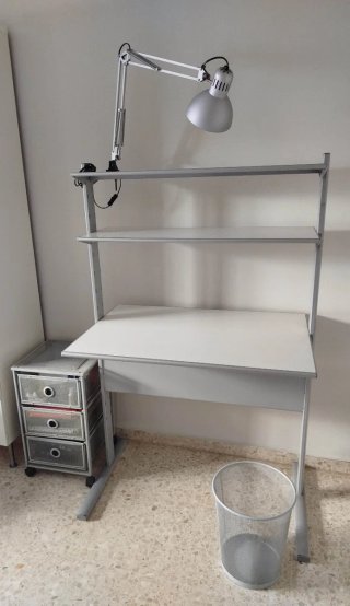 Escritorio con estanterías y lámpara