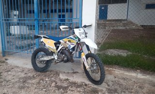 Moto Enduro Husqvarna Blanca y Azul