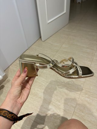 Sandalias de Tacón Doradas