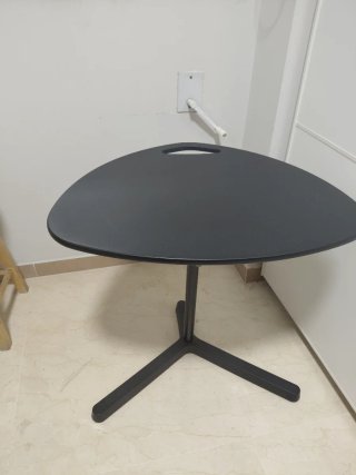 Mesita auxiliar IKEA. SVARTÅSEN Negra