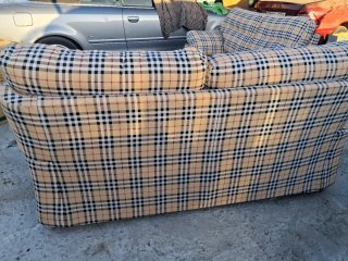 Sofá de dos plazas estampado