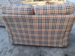 Sofá de dos plazas estampado