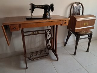 Máquina de coser Alfa con mueble