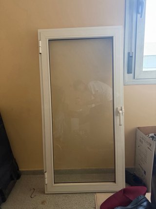 Ventana de aluminio blanca