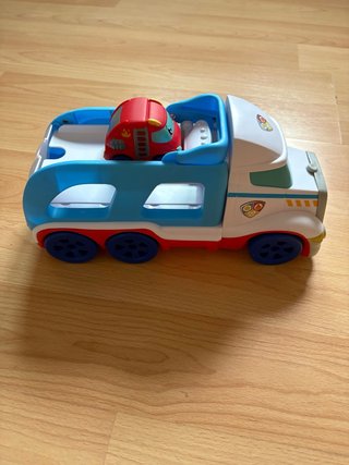 Camión transporte con coche