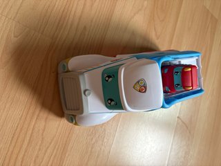 Camión transporte con coche