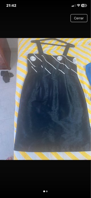 Vestido negro de tirantes con detalles blancos