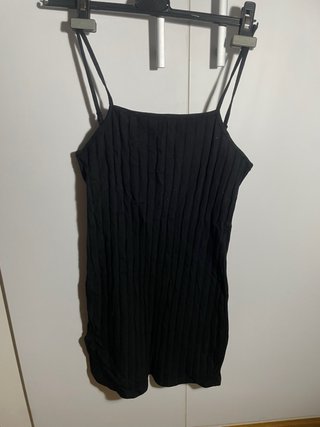 Vestido negro corto de tirantes
