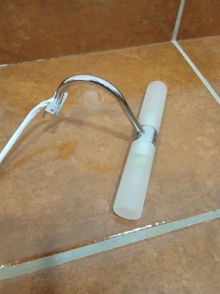 Lámpara de baño plateada y transparente