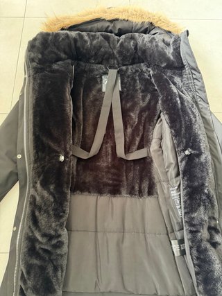 Parka Negra ZARA TRF Outerwear con Capucha
