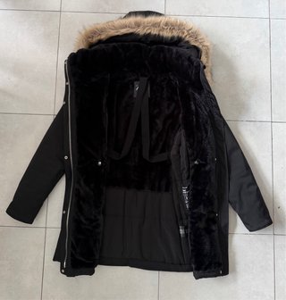 Parka Negra ZARA TRF Outerwear con Capucha