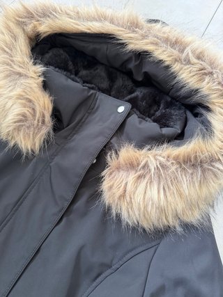 Parka Negra ZARA TRF Outerwear con Capucha