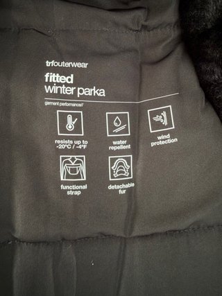 Parka Negra ZARA TRF Outerwear con Capucha