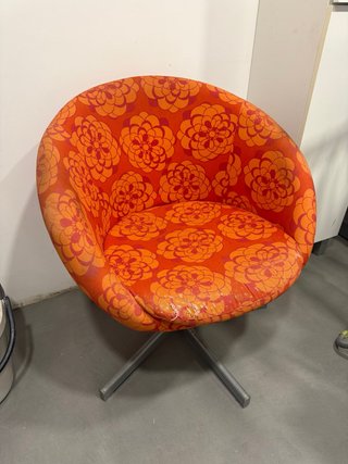 Sillón giratorio estampado floral