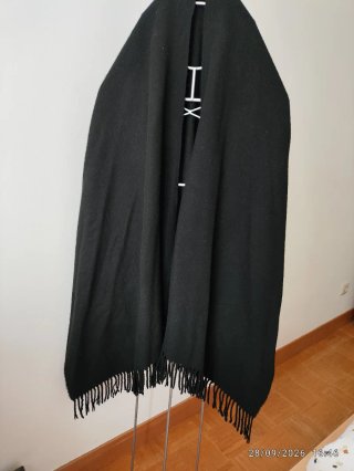 Poncho Negro con Flecos