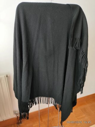 Poncho Negro con Flecos