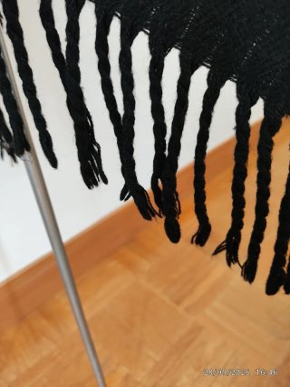 Poncho Negro con Flecos