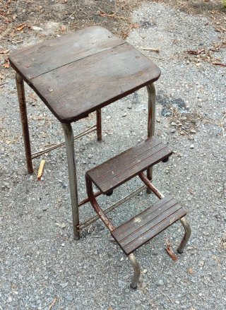 Escalerilla de madera y metal