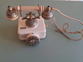 Teléfono antiguo clásico dorado y blanco