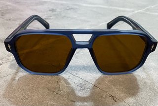 Gafas de sol azules y marrones